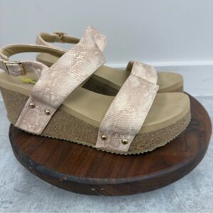 Volatile Summerlove wedge sandals in a blush or gold snakeskin print sz 8